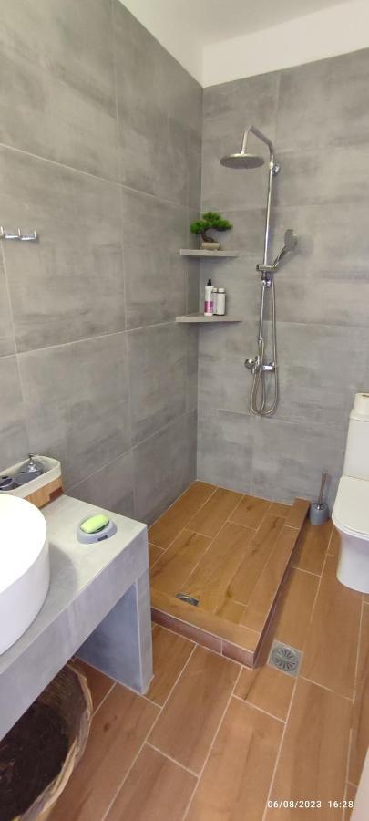 White Lotus Seaside Apartment Кинион Экстерьер фото