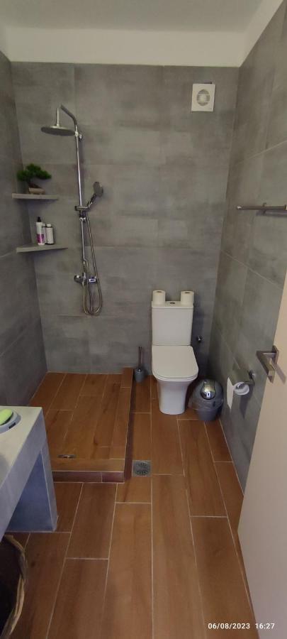 White Lotus Seaside Apartment Кинион Экстерьер фото